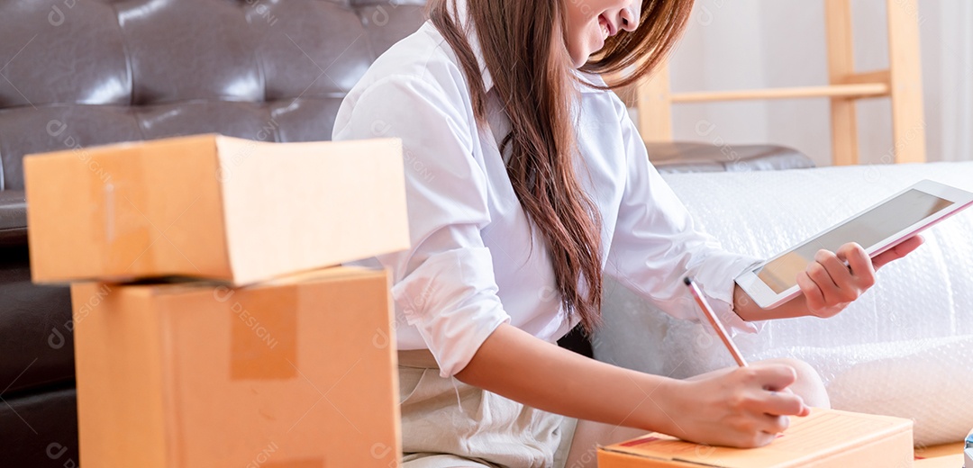 Mulher trabalhadora pequena empresa no escritório no interior de casa