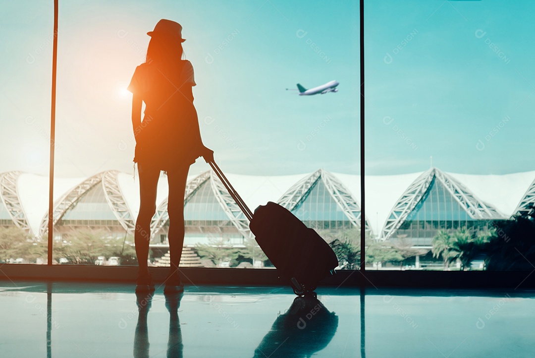 Mulher asiática jovem esperando no terminal do aeroporto