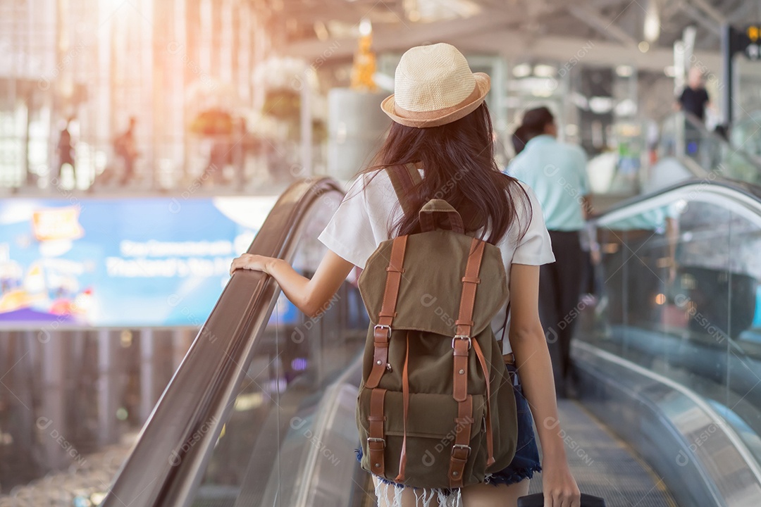 Mulher asiática com mochila no terminal do aeroporto