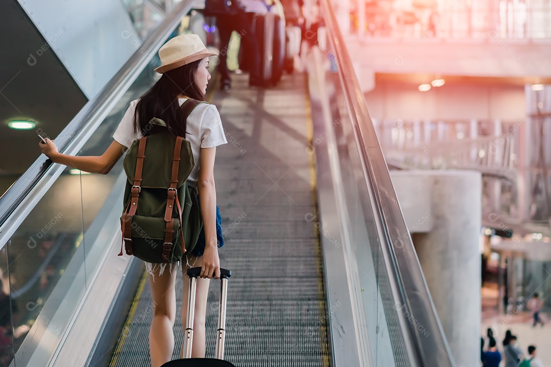 Mulher asiática com bagagem viajando no aeroporto