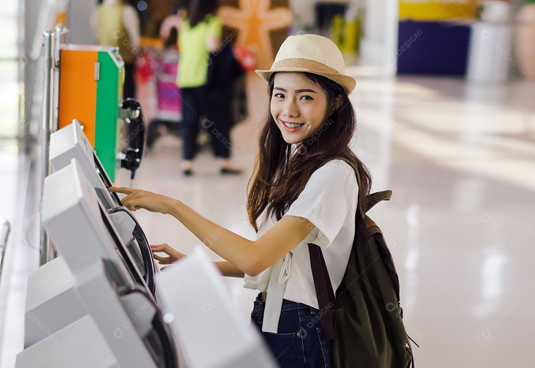 Mulher asiática com mochila no terminal do aeroporto