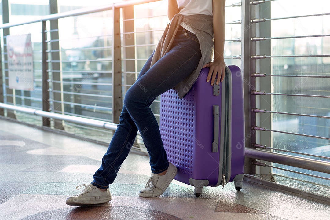 Jovem viajante com bagagem no aeroporto