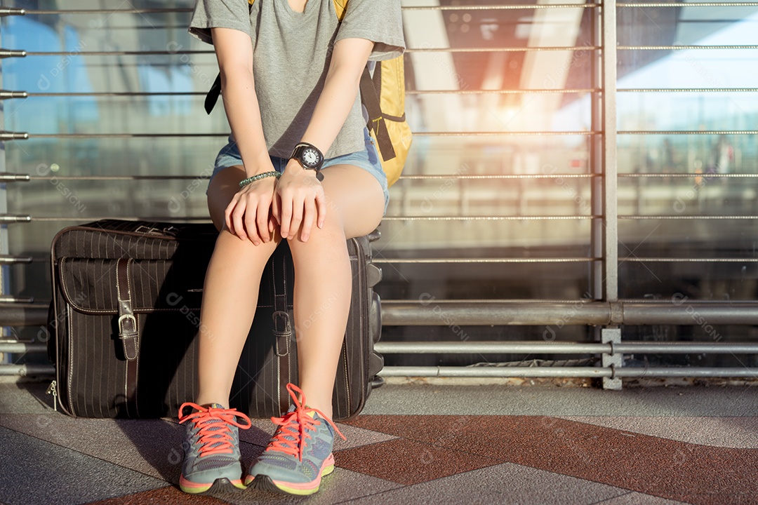 Viajante com mala no conceito de aeroporto.