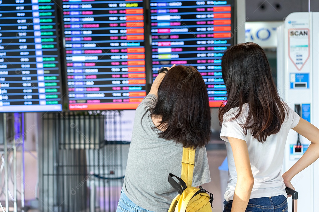 Jovem asiática junto viajante olhando horário do transporte