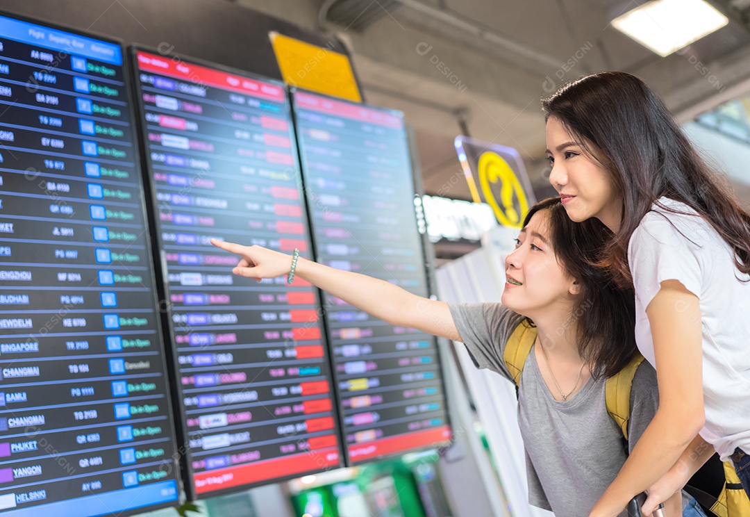 Jovem asiática junto viajante olhando horário do transporte