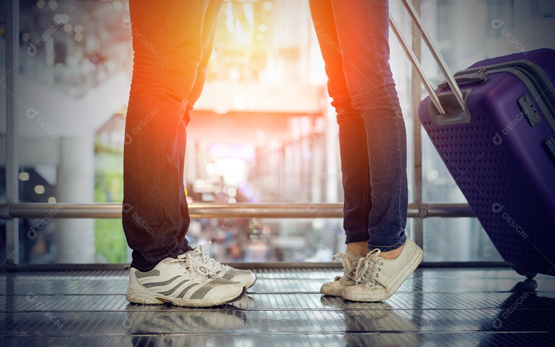 Mulher em pé beijando namorado no aeroporto casal adeus antes do voo