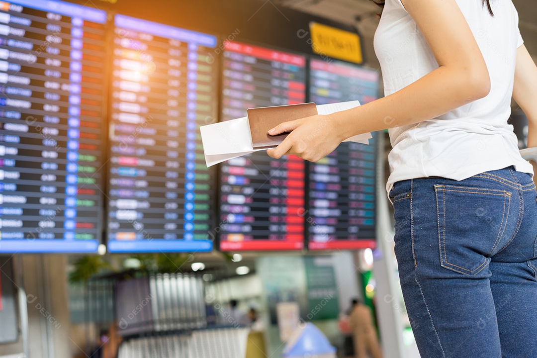 Jovem usando smartphone móvel com bagagem de mala no aeroporto