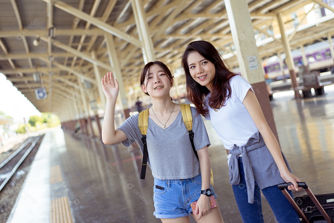 Jovem viajante de mochila asiática esperando com o bilhete de reserva de bagagem