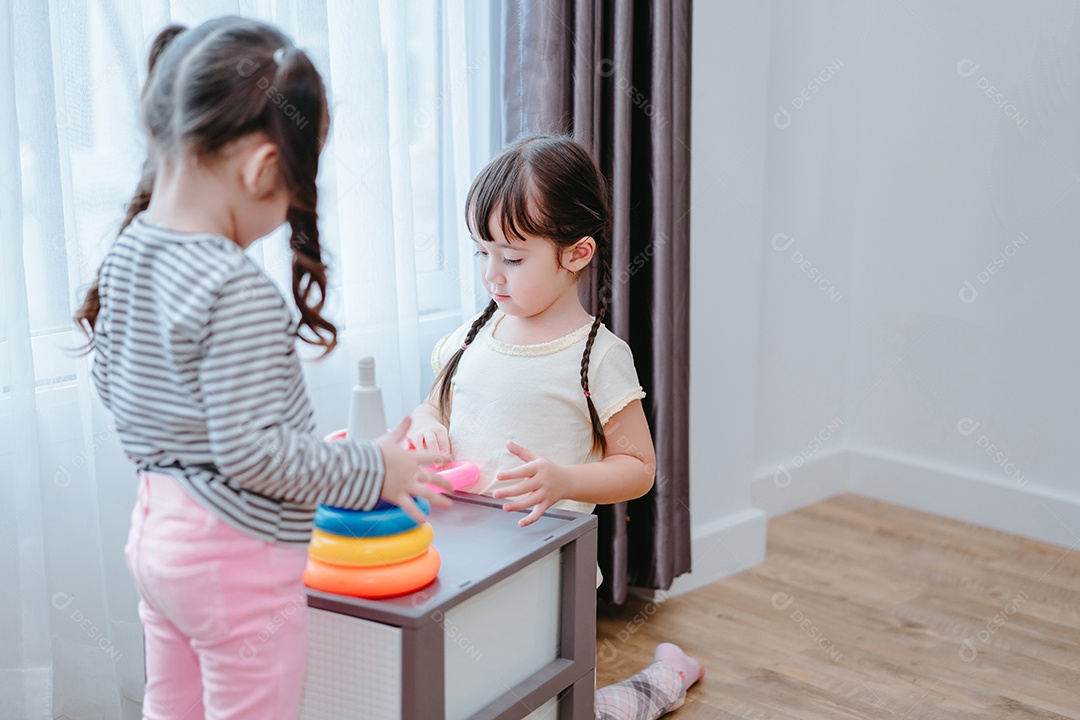 Crianças meninas jogam jogos de brinquedo na sala