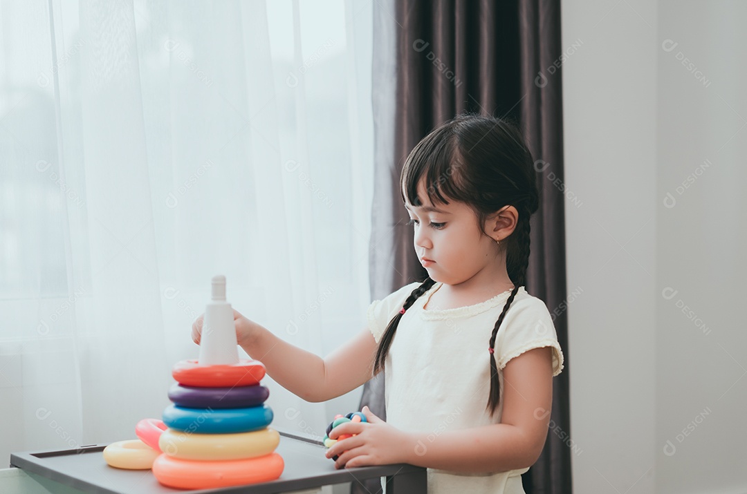 Crianças meninas jogam jogos de brinquedo na sala