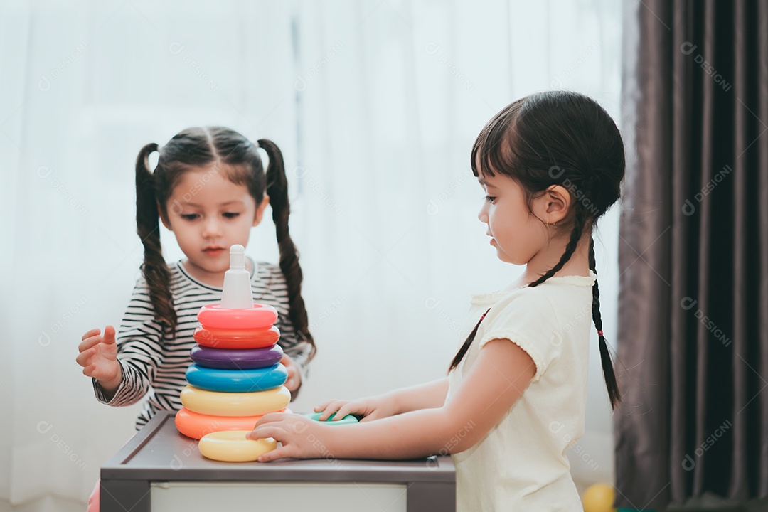 Menina joga jogos de brinquedo na sala