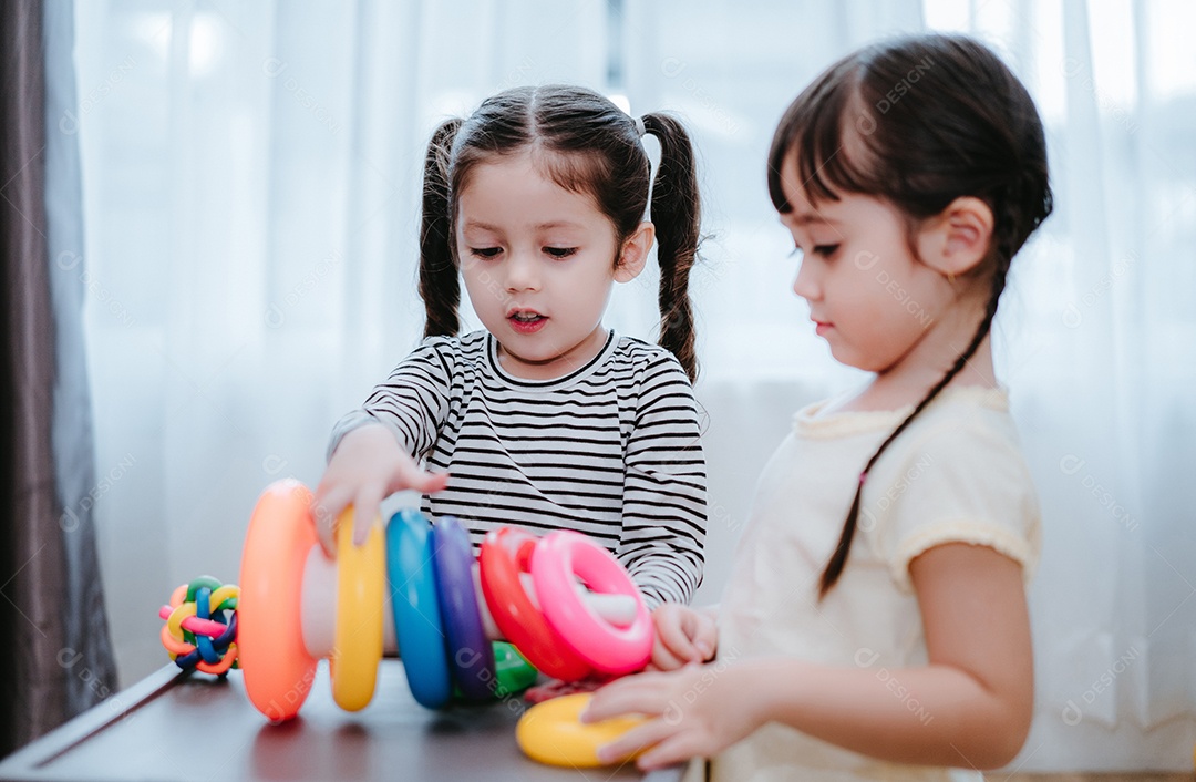 Crianças meninas jogam jogos de brinquedo na sala