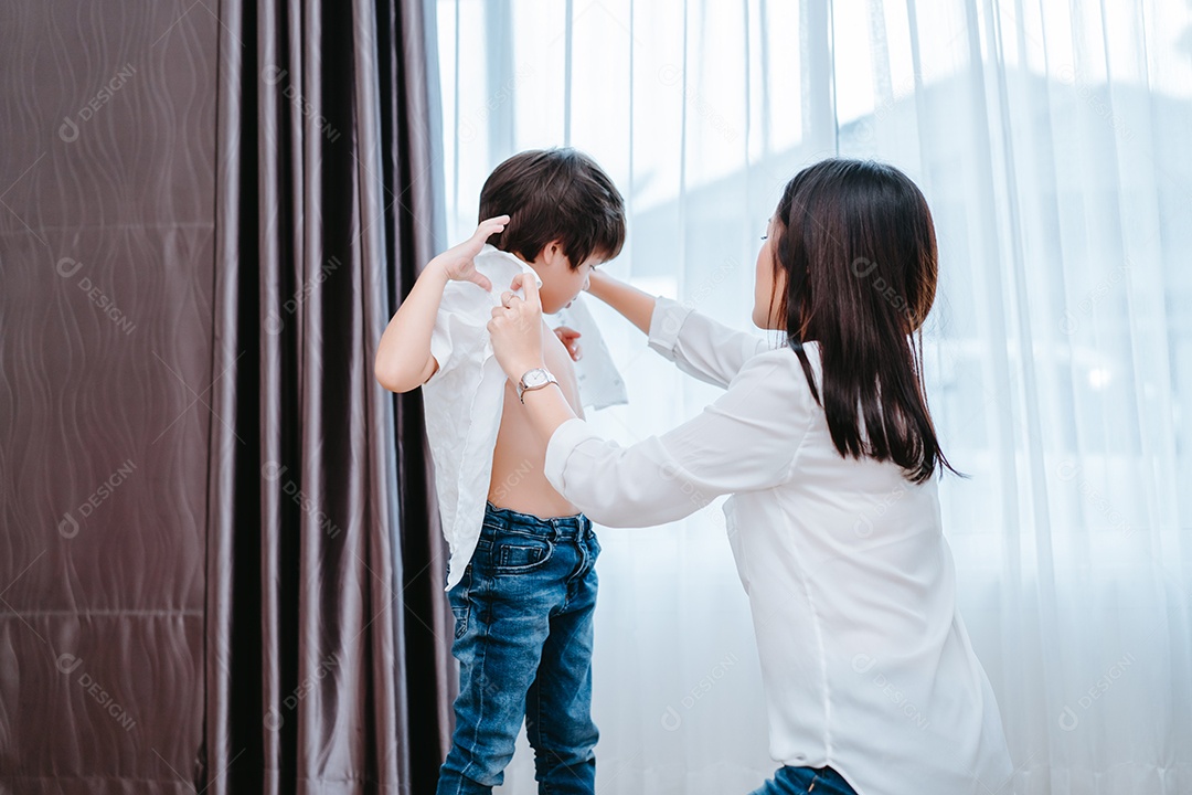 Mãe vestindo um filho para a escola