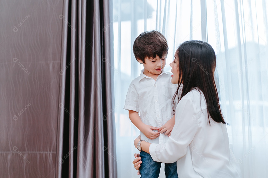 Mãe vestindo um filho para a escola