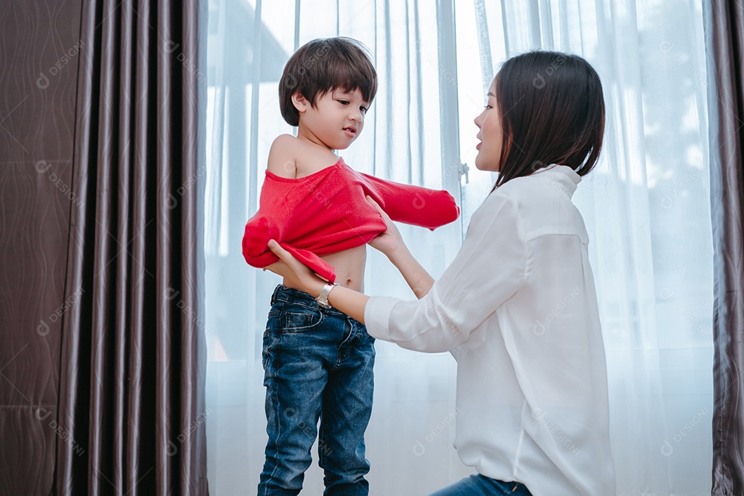 Mãe vestindo um filho para a escola