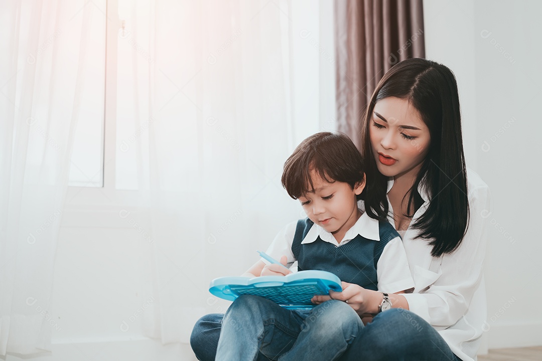 Mãe brincando com o filho pequeno