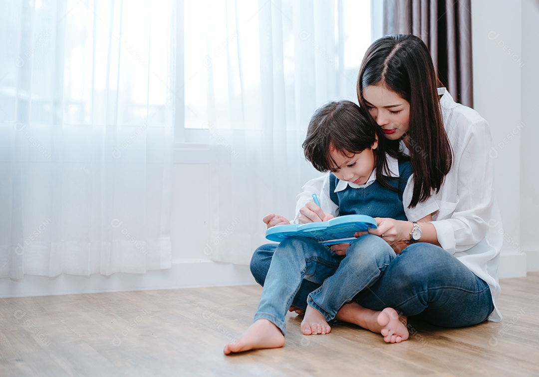 Mãe brincando com o filho pequeno