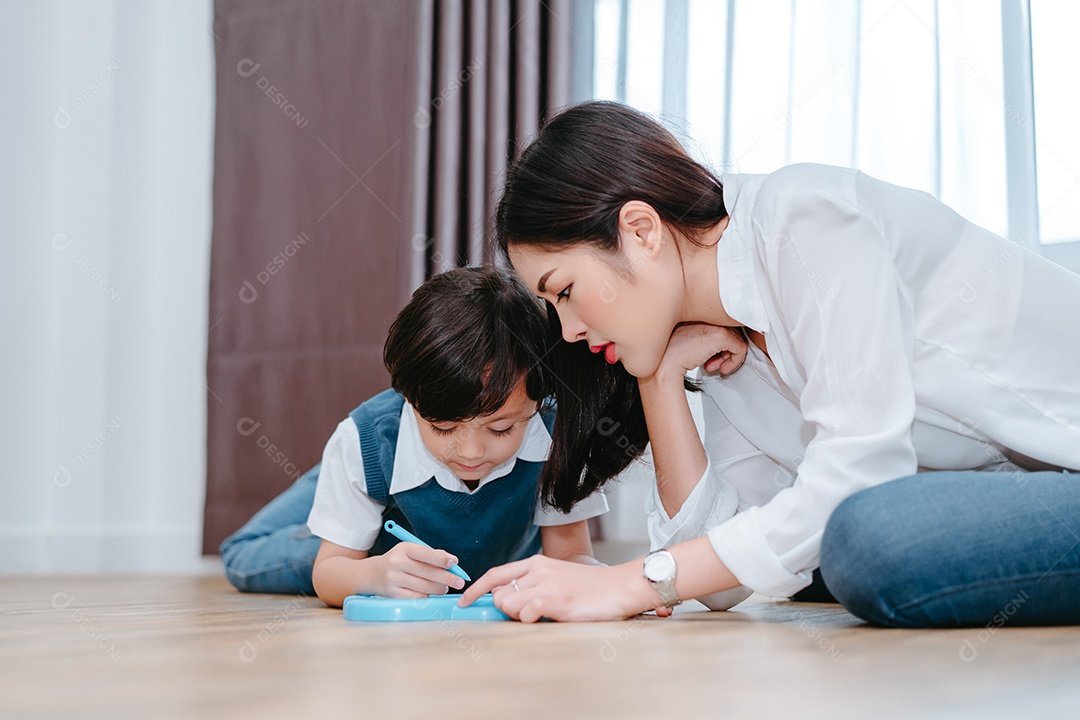 Mãe e filho desenhando juntos educação pré-escolar