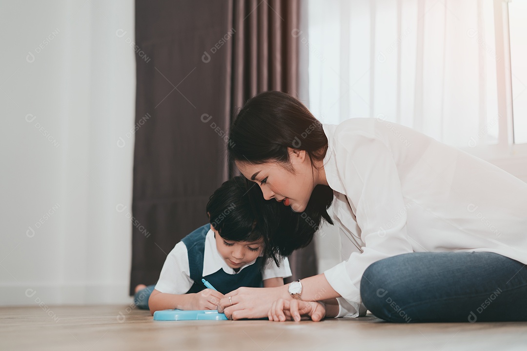 Mãe e filho desenhando juntos educação pré-escolar