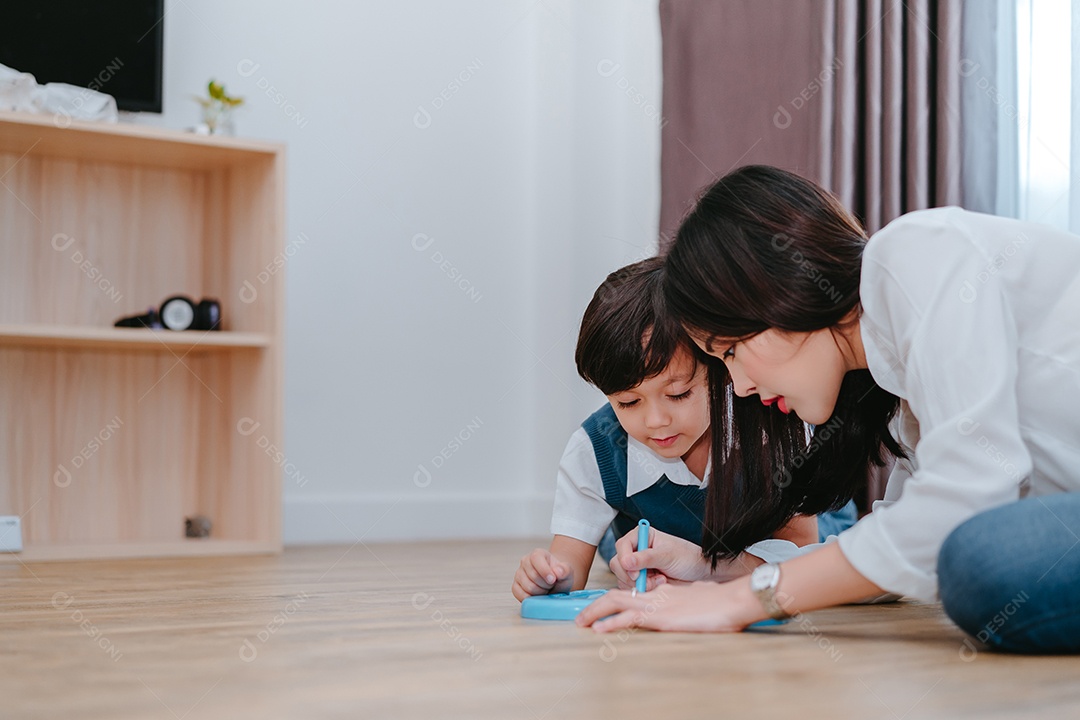 Mãe e filho desenhando juntos educação pré-escolar