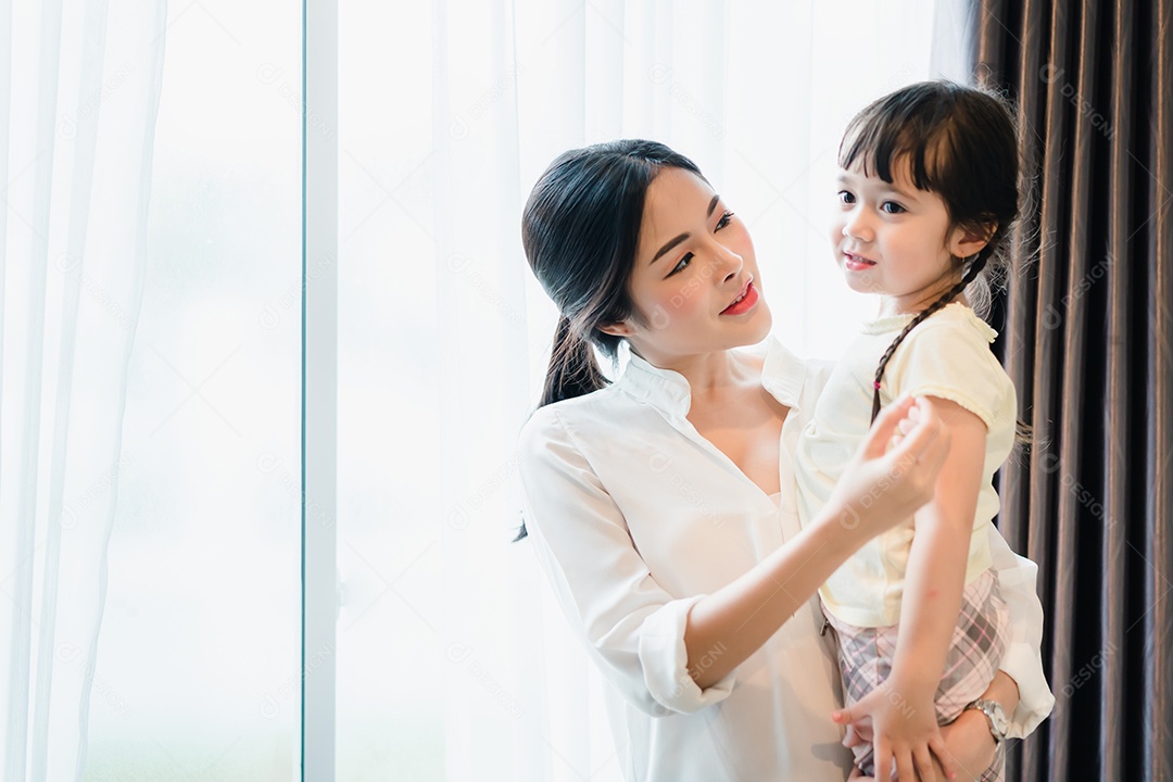 Mãe segurando filha menininha fofa