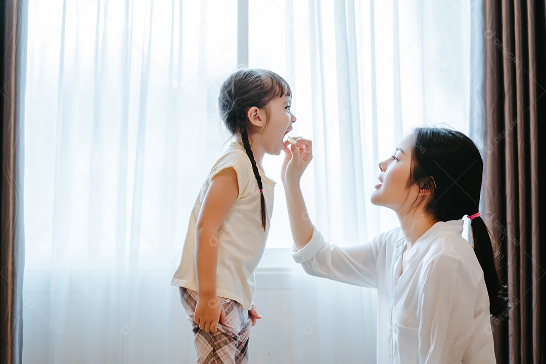 Mãe dando lanche para filha menininha fofa
