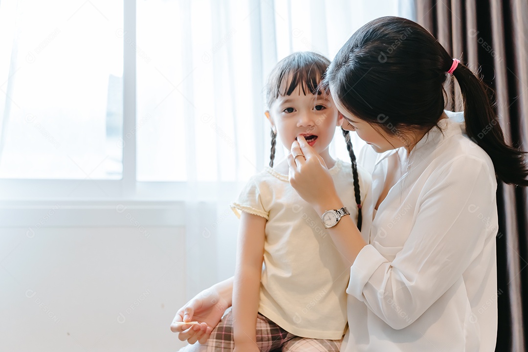 Mãe dando lanche para filha menininha fofa