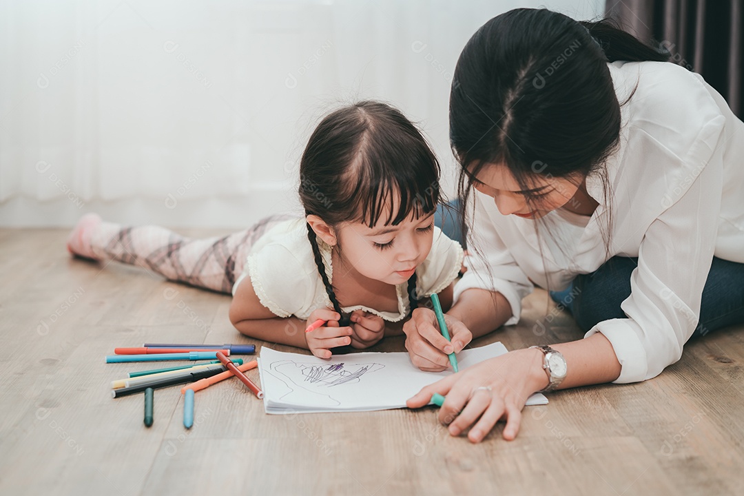 Mãe e filha estudam desenho com giz de cera