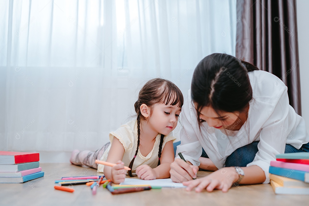 Mãe e filha desenhando com giz