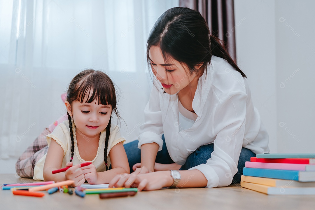 Mãe e filha desenhando com giz