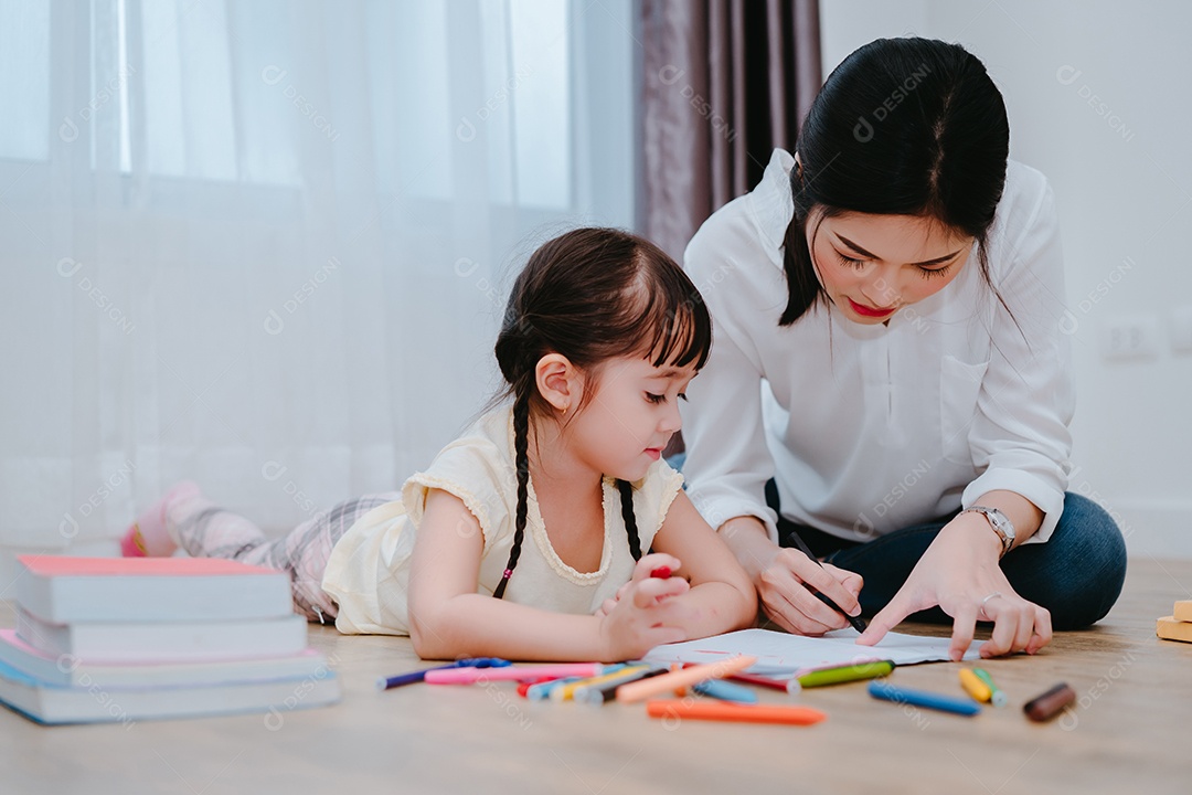 Mãe e filha desenhando com giz