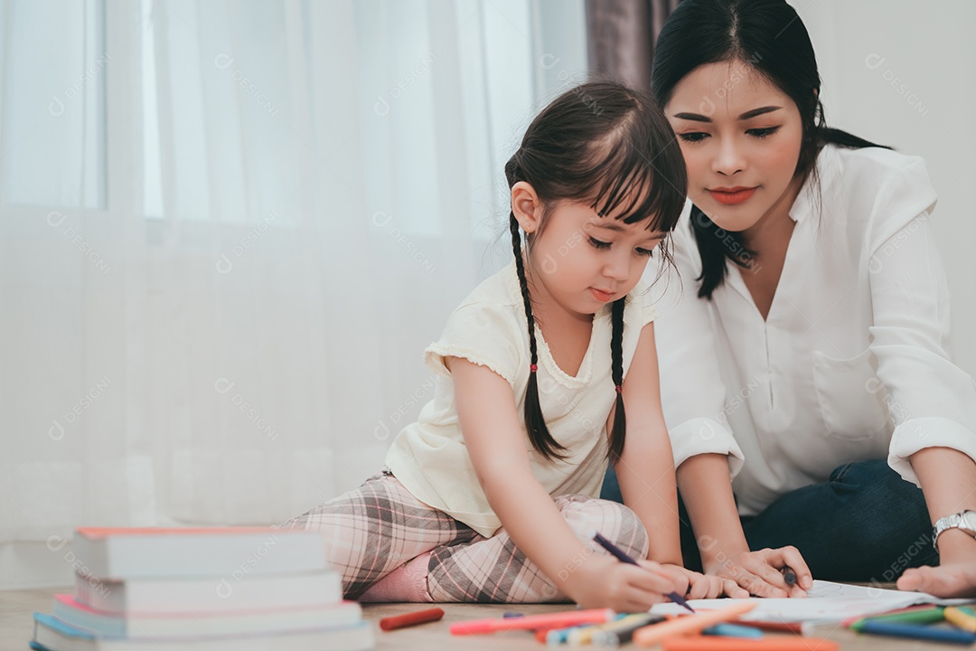 Mãe e filha desenhando com giz