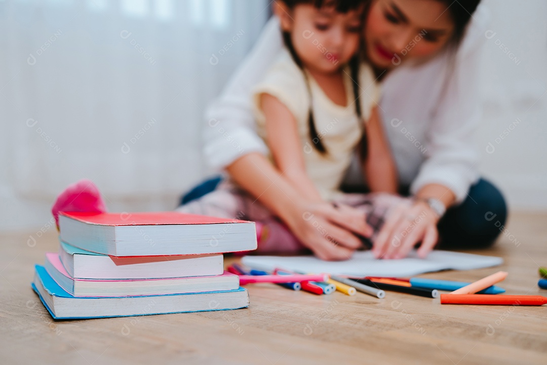 Mãe e filha desenhando com giz