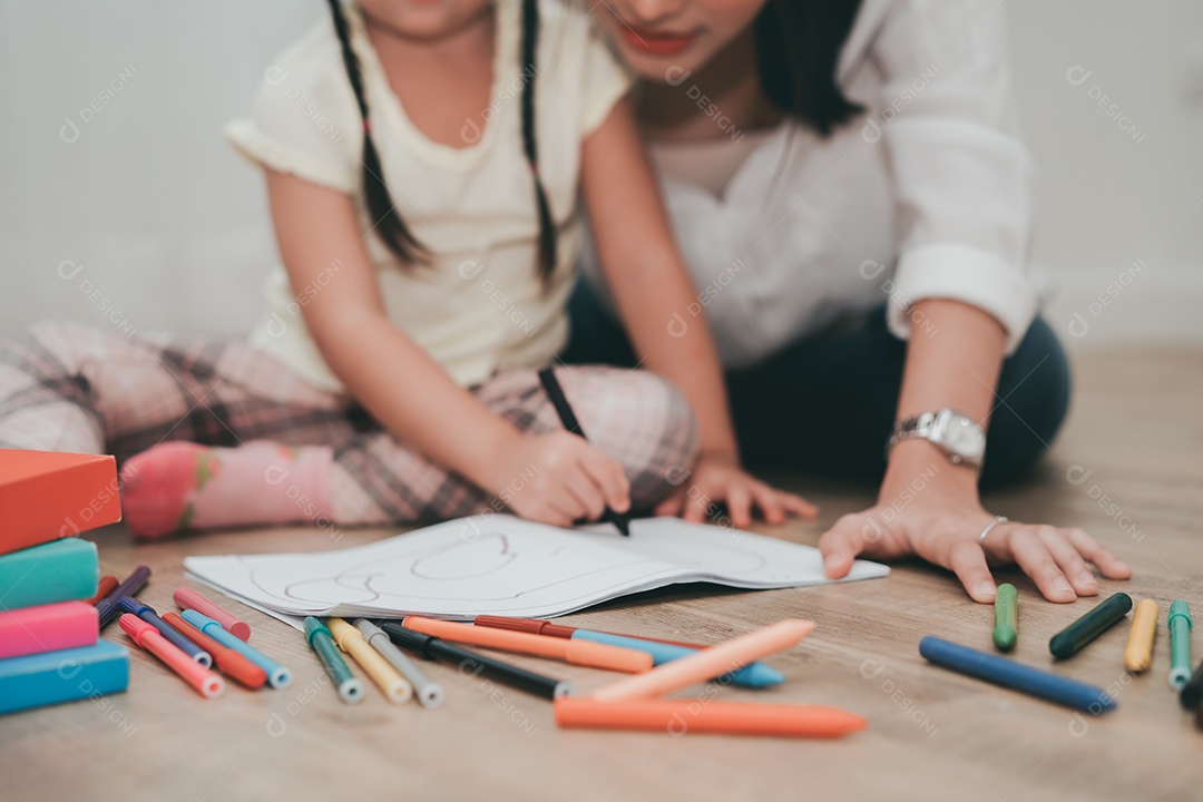 Mãe e filha desenhando com giz