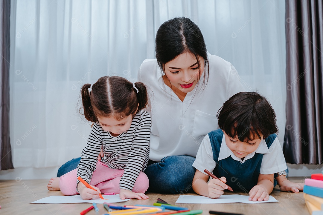 Jardim de infância e pré-escola Crianças e professora ou mãe ajudando filho e filha desenhando