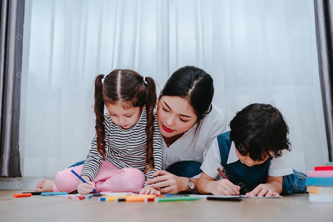Jardim de infância e pré-escola Crianças e professora ou mãe ajudando filho e filha desenhando