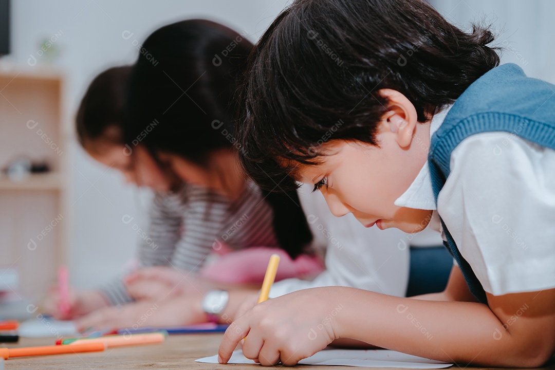 Jardim de infância e pré-escola Crianças e professora ou mãe ajudando filho e filha desenhando