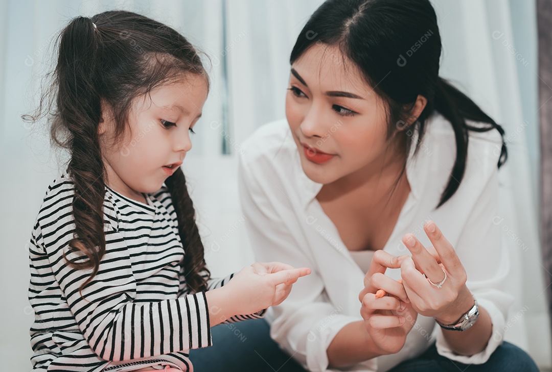 Jardim de infância e pré-escola Crianças e professora ou mãe ajudando filho e filha desenhando