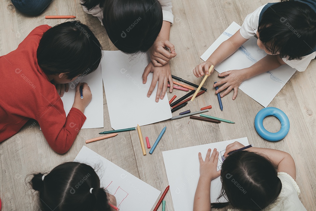 Jardim de infância e pré-escola Crianças e professores desenhando