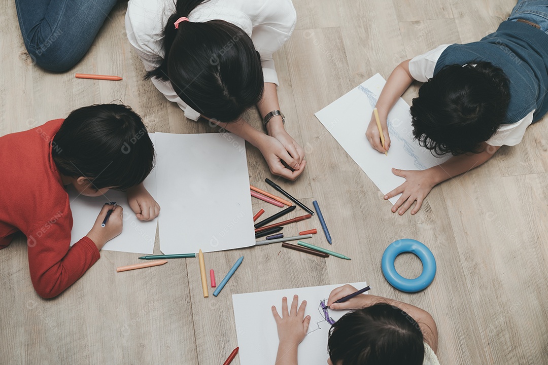 Jardim de infância e pré-escola Crianças e professores desenhando