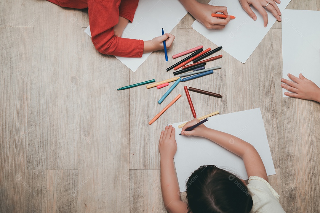 Jardim de infância e pré-escola Crianças e professores desenhando