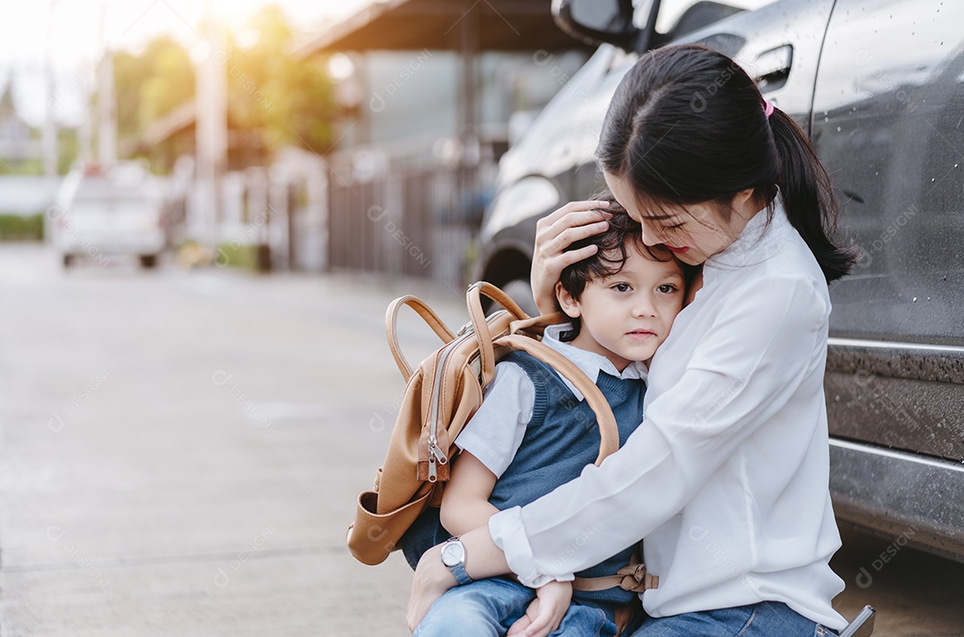 Mãe acalma um filho chorando