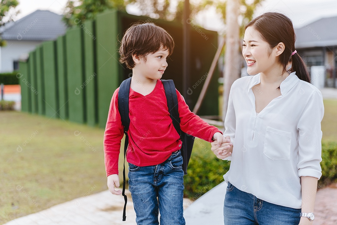 Mãe vestindo um filho e enviando para a escola