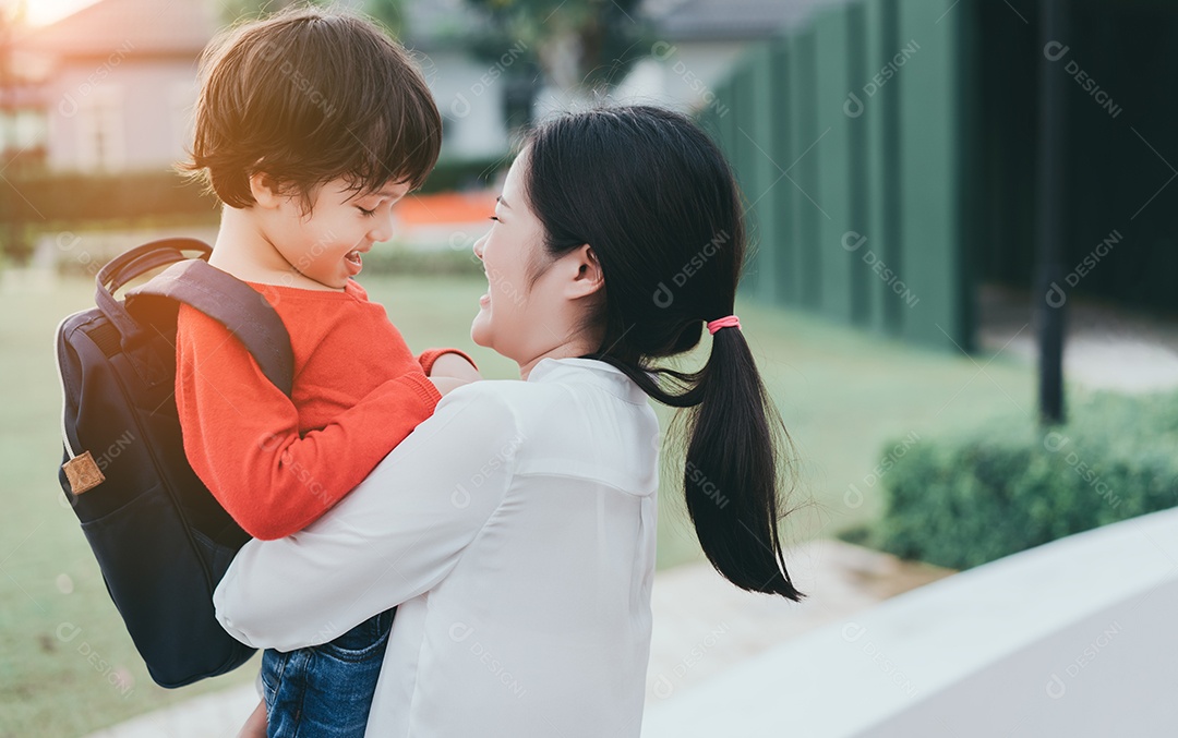 A mãe pega um filho aluno da escola