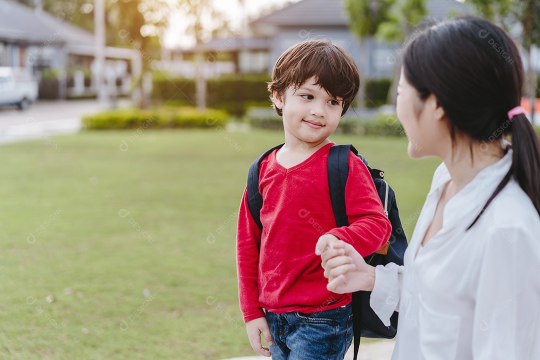 A mãe pega um filho aluno da escola