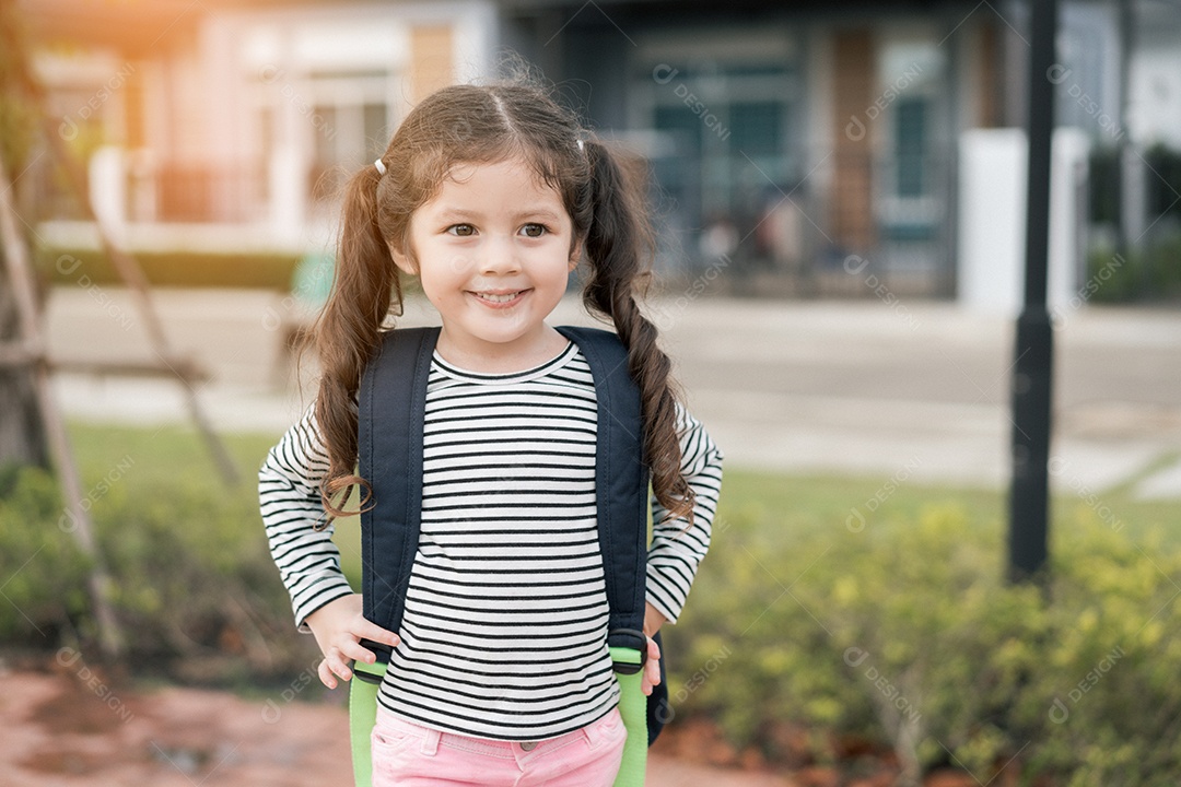 Menina aluna pré-escola educação do jardim de infância