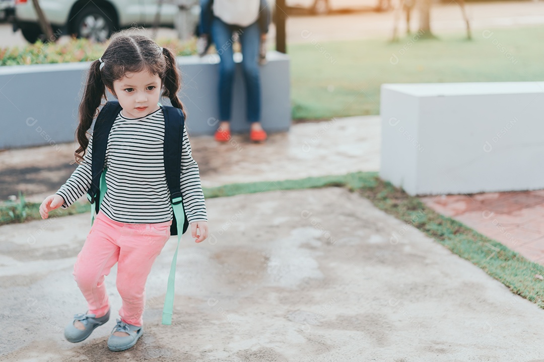 Menina aluna pré-escola educação do jardim de infância