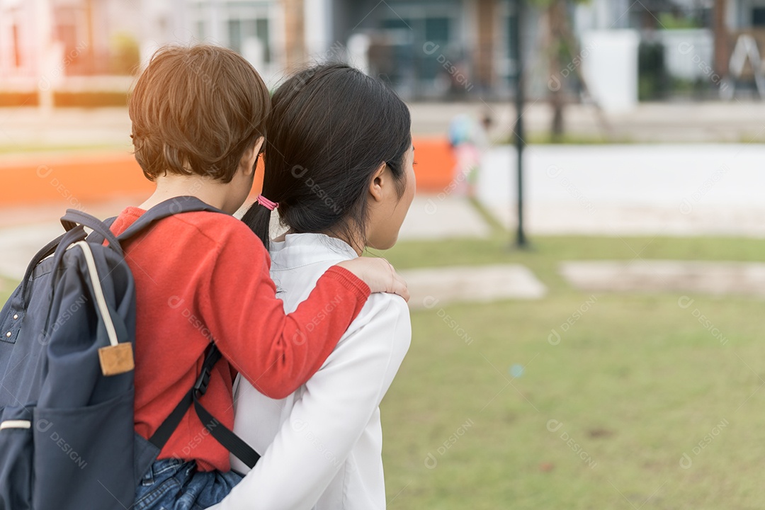 A mãe faz um filho aluno pegar carona da escola