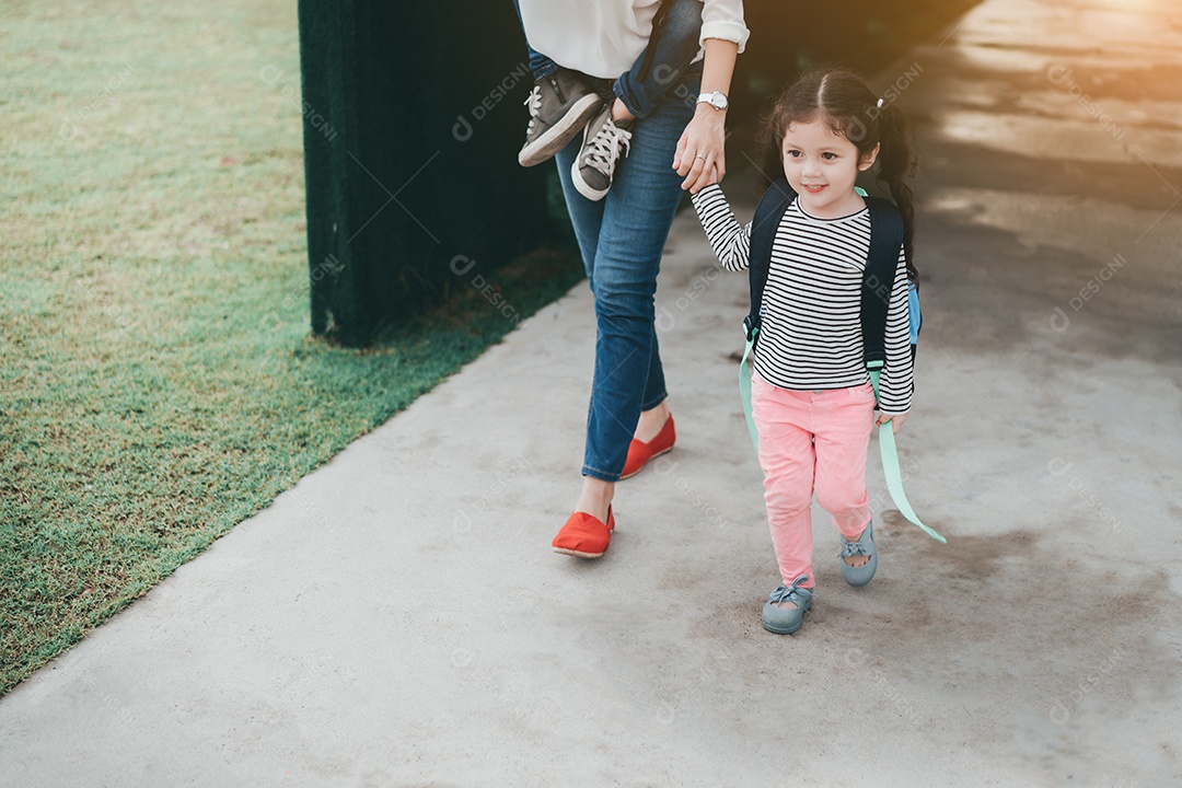 Filhos de mãe e aluno de mãos dadas indo para a escola