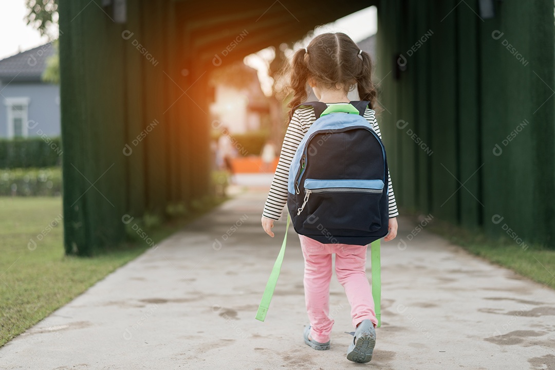 Garota caminhando de volta para casa depois de aprender a escola